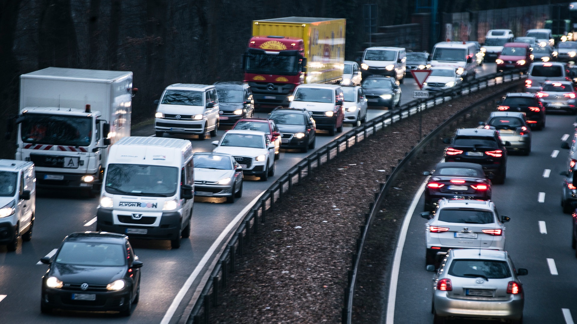 Sturm, Reiseverkehr und Bauern: Staus drohen auf Autobahnen im Norden