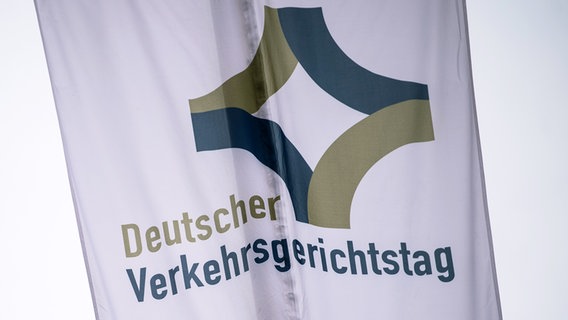 Eine Flagge mit dem Logo des Deutschen Verkehrsgerichtstag weht im Wind. © picture alliance/dpa | Swen Pförtner Foto: Swen Pförtner