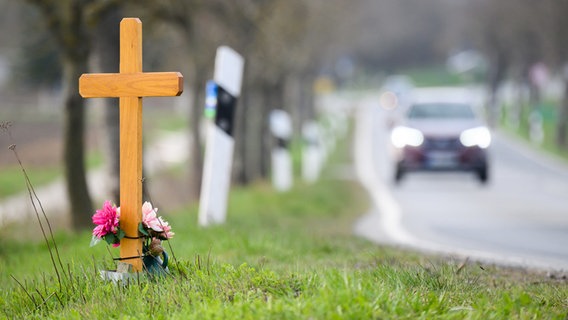 Ein Kreuz zum Gedenken an ein Opfer eines Verkehrsunfalls steht an einer Landstraße im Landkreis Hildesheim. © dpa-picture alliance Foto: Julian Stratenschulte