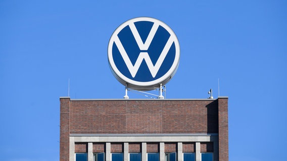 Das VW-Logo prangt auf dem Markenhochhaus der Volkswagen-Zentrale. © dpa-Bildfunk Foto: Julian Stratenschulte