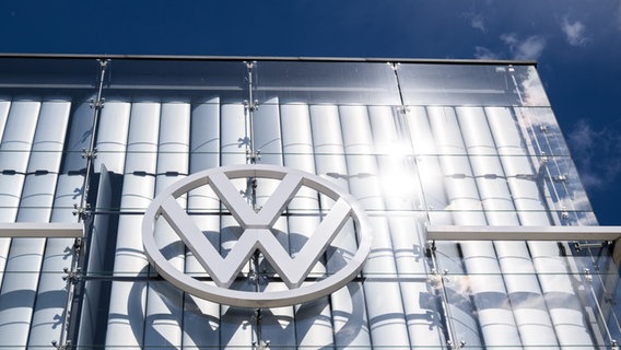 El logotipo de Volkswagen brilla bajo el sol en el Autostadt de la planta principal de Volkswagen. © foto Alliance/dpa/Julian Stratensholt Foto: Julian Stratensholt