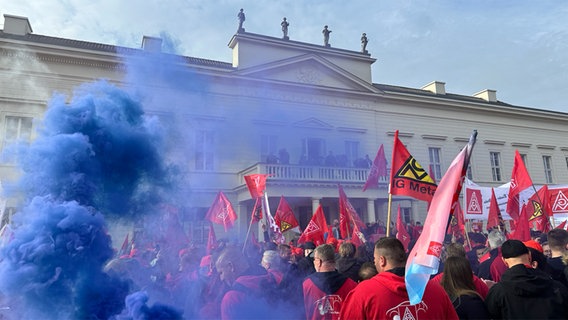 Beschäftigte von Volkswagen nehmen an einer Protest-Veranstaltung teil. © NDR Foto: Johannes Koch