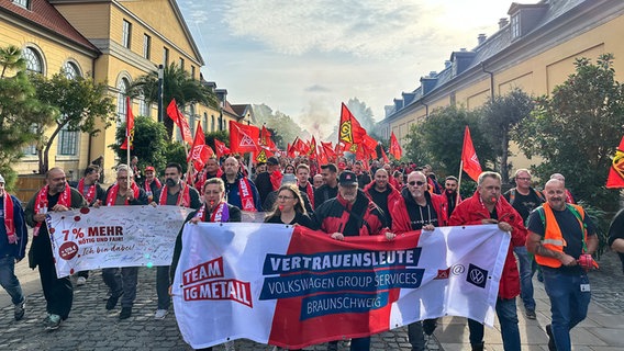 Beschäftigte von Volkswagen nehmen an einer Protest-Veranstaltung teil. © NDR Foto: Johannes Koch