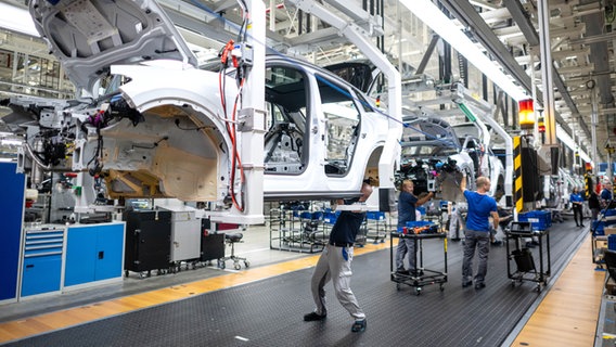 Los empleados de la planta de Volkswagen en Emden fabrican automóviles. © Agencia de Prensa Alemana Foto: Sina Schuldt