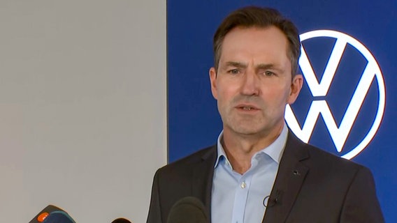 Thomas Schäfer (Mitglied des Vorstands der Volkswagen AG) bei der Pressekonferenz von VW am 20.12.2024 zu den Tarifverhandlungen mit der IG Metall. © NDR 