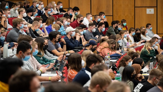 Studierende sitzen in der Vorlesung Mathematik für die Erstsemester des Bachelors Wirtschaftswissenschaften im Audimax in der Universität Hannover. © dpa-Bildfunk Foto: Julian Stratenschulte