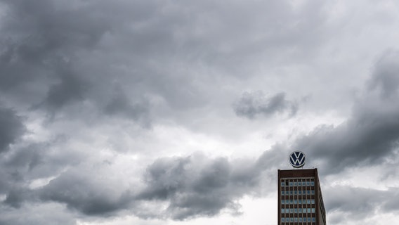 Dunkle Wolken ziehen über das Markenhochhaus auf dem Gelände vom VW Werk Wolfsburg hinweg. © picture alliance/dpa/Julian Stratenschulte Foto: Julian Stratenschulte