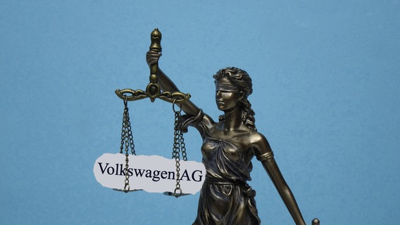 Das Modell der Justitia trägt den Schriftzug Volkswagen AG. © picture alliance / ZB | Sascha Steinach Foto: picture alliance / ZB | Sascha Steinach