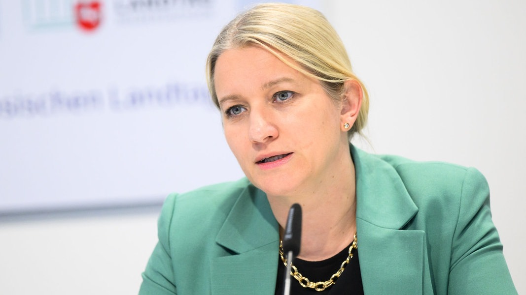 Niedersachsens Justizministerin Kathrin Wahlmann (SPD) spricht bei einer Kabinettspressekonferenz
