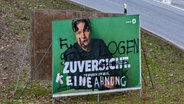 Ein Wahlplakat der Grünen ist mit Beschimpfungen beschmiert. © picture alliance / M.i.S. | Bernd Feil Foto: Bernd Feil