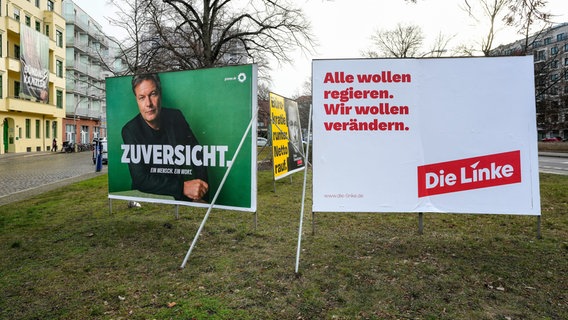 Auf einem Rasenstück stehen Wahlplakate der Partei Bündnis 90/Die Grünen mit einem Portrait von Wirtschaftsminister Robert Habeck und von Die Linke mit dem Slogan "Alle wollen regieren. Wir wollen verändern." © picture alliance / Sulupress.de Foto: Marc Vorwerk