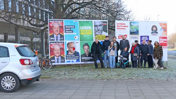 Familie Riese hat sich im Jahr 2025 vor Wahlplakaten fotografieren lassen. © Bernhard Riese Foto: Bernhard Riese