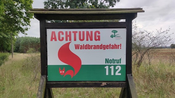 Ein Schild zeigt die Waldbrandgefahrenstufe 5. © picture alliance / dts-Agentur 