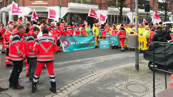 Rettungskräfte demonstrieren bei einer Kundgebung der Gewerkschaft ver.di. © NDR Foto: Jan-Henrik Ipsen