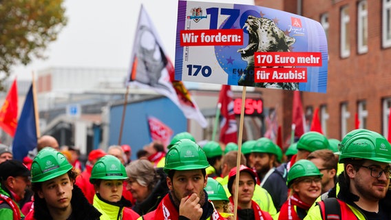 Teilnehmerinnen und Teilnehmer einer Demonstration stehen auf dem Betriebsgelände der Thyssenkrupp Marine Systems. © picture alliance Foto: Frank Molter