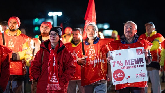 Beschäftigte beteiligen sich in der Nacht vor dem Betriebsgelände der Clarios Varta Hannover GmbH an einem Warnstreik. © picture alliance / dpa Foto: Moritz Frankenberg