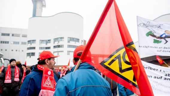 Beschäftigte von Volkswagen nehmen an einer Demonstration in Osnabrück teil. © picture alliance/dpa Foto: Hauke-Christian Dittrich