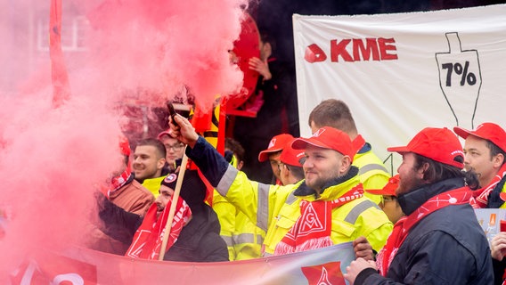 Auszubildende aus verschiedenen Betrieben an einer Kundgebung in Osnabrück teil. © dpa-Bildfunk Foto: Hauke-Christian Dittrich