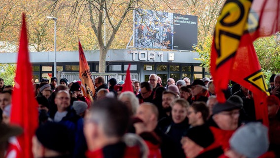 Beschäftigte von Mercedes-Benz nehmen an einem Demonstrationszug vom Werk zum Osterdeich teil. © picture alliance/dpa Foto: Hauke-Christian Dittrich