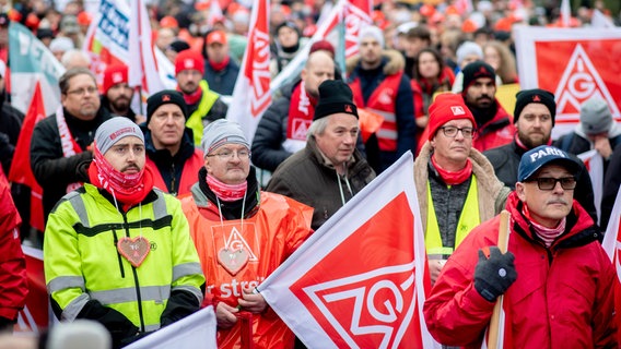 Beschäftigte verschiedener Unternehmen in Bremen und im Umland nehmen an einer Kundgebung der IG Metall teil. © picture alliance/dpa Foto: Hauke-Christian Dittrich