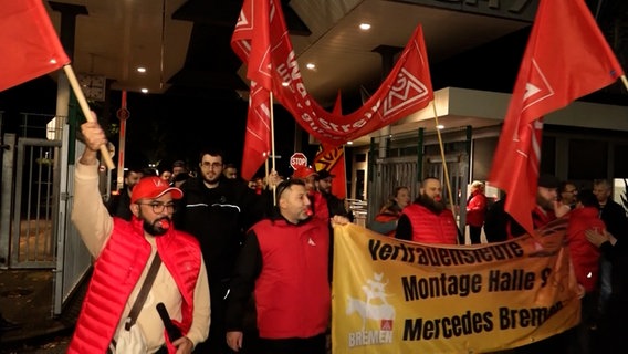 Warnstreik: Beschäftigte der Metall- und Elektrobranche streiken, wie hier bei Mercedes in Bremen. © Nord-West-Media TV 