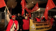 Warnstreik: Beschäftigte der Metall- und Elektrobranche streiken, wie hier bei Mercedes in Bremen. © Nord-West-Media TV 