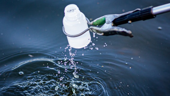 Aus dem Silbersee in der Region Hannover wird zur Überwachung der Wasserqualität eine Wasserprobe genommen. © dpa-Bildfunk Foto: Moritz Frankenberg