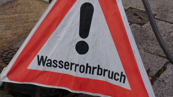 Ein Warnschild mit der Aufschrift "Wasserrohrbruch !" © picture alliance / imageBROKER/A. Scholz | Foto: A. Scholz |