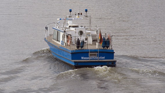 Ein Boot der Wasserschutzpolizei fährt über ein Gewässer. © picture alliance/dpa/Soeren Stache Foto: Soeren Stache