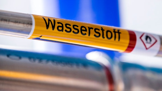 Eine mit der Aufschrift "Wasserstoff" gekennzeichnete Rohrleitung © picture alliance / dpa Foto: Jens Büttner