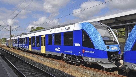 Ein Wasserstoffzug der Linie RB33 steht an einem Bahnhof © picture alliance / imageBROKER Foto: McPHOTO / Rainer Waldkirch