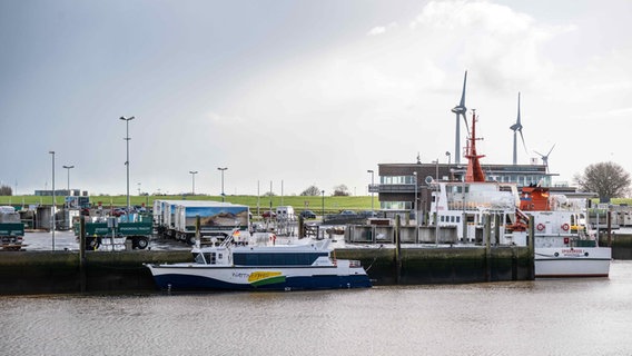 Der neue "WattnExpress" liegt im Hafen. © picture alliance/dpa Foto: Sina Schuldt