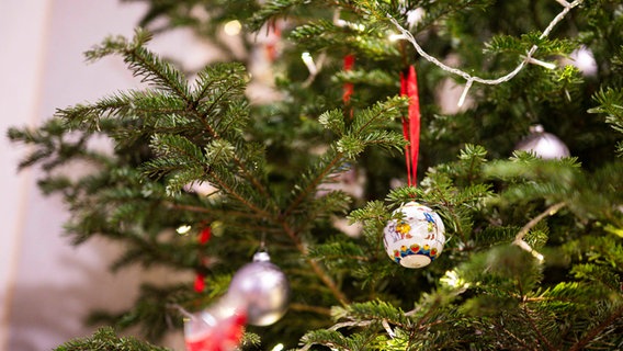 Zweige eines geschmückten Weihnachtsbaumes. © picture alliance Foto: Noah Wedel