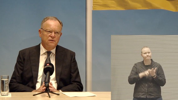 Ministerpräsident Stephan Weil und eine Begärdendolmetscherin bei der Presseunterrichtung nach der Bund-Länder-Konferenz zur Corona-Lage. © Niedersächsische Landesregierung/youtube 