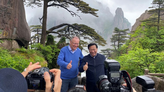 Ministerpräsident Stephan Weil (SPD) und der chinesische Parteisekretär Han Jun posieren für ein Foto im Huangshan-Gebirge. © NDR Foto: Torben Hildebrandt