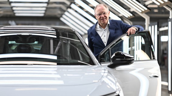 Stephan Weil (SPD), Ministerpräsident von Niedersachsen, steht während einer Werksführung im VW-Werk Emden, vor einem vollelektrischen Fahrzeug vom Typ Volkswagen ID.7. © picture alliance/dpa | Lars Penning 