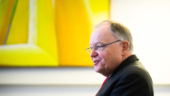 Stephan Weil (SPD), Ministerpräsident Niedersachsen, spricht in der Staatskanzlei während eines Interviews. © dpa-Bildfunk Foto: Julian Stratenschulte