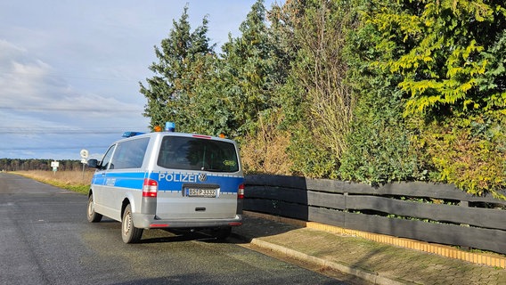 Polizeiwagen steht am Straßenrand. © dpa-Bildfunk Foto: Christian Brahmann