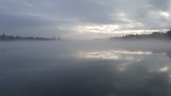 Nebel auf dem Maschsee in Hannover. © NDR Foto: Britta Hoffmann-Ahlff