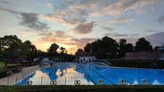 Blick auf das Freibad in Burgdorf am frühen Morgen. © NDR Foto: Sandra Kortstiege