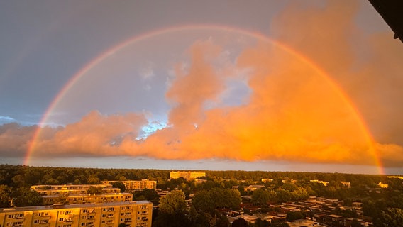 Ein Regenbogen ist am Himmel über Wolfsburg zu sehen. © NDR Foto: Horst Mohnke