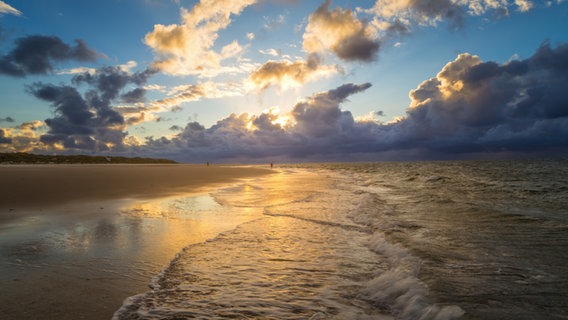 Sonnenuntergang mit Regenwolken auf Baltrum. © NDR Foto: Heinz R.