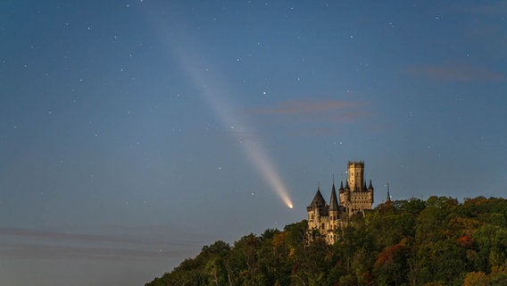 Ein Komet ist am Nachthimmel über der Marienburg zu sehen. © NDR Foto: Mario Konang