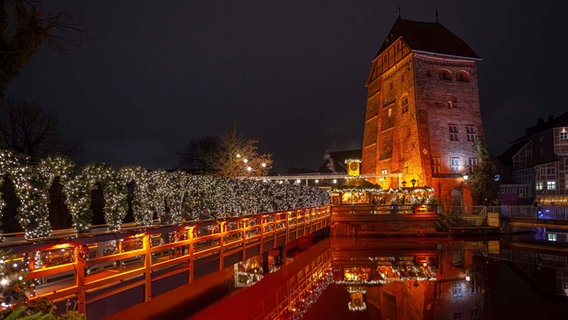 Der Lüneburger Weihnachtsmarkt bei Nacht. © NDR Foto: Jens Ryll