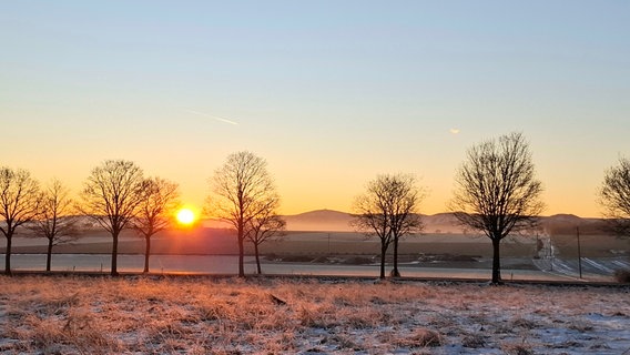 Die Sonne geht zwischen Ostlutter und Ostharingen auf. © NDR Foto: Lothar Biener