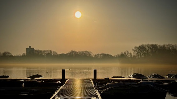 Blick vom Steg auf den Salzgittersee bei Sonnenaufgang © NDR Foto: Holger Berndt