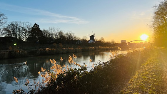 Die Sonne geht über dem Mittellandkanal in Hannover auf. © NDR Foto: Michael Busch