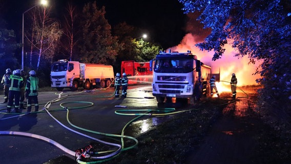 Feuerwehrleute löschen einen brennenden Lastwagen in Weyhe (Landkreis Diepholz). © Feuerwehr Weyhe /dpa Foto: Feuerwehr Weyhe