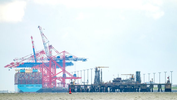 Blick auf die Baustelle für einen Anleger, der für ein zweites LNG-Terminal in Wilhelmshaven benötigt wird. © picture alliance/dpa | Sina Schuldt Foto: picture alliance/dpa | Sina Schuldt