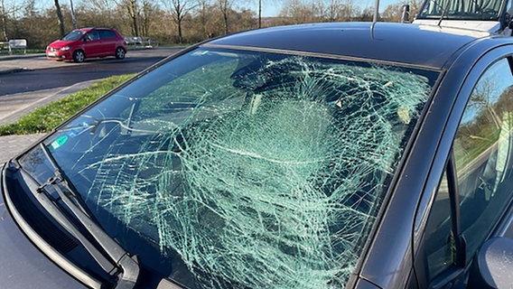 Die Windschutzscheibe eines PKWs wurde durch eine Eisplatte völlig zerstört. © Polizei Harburg Foto: Polizei Harburg